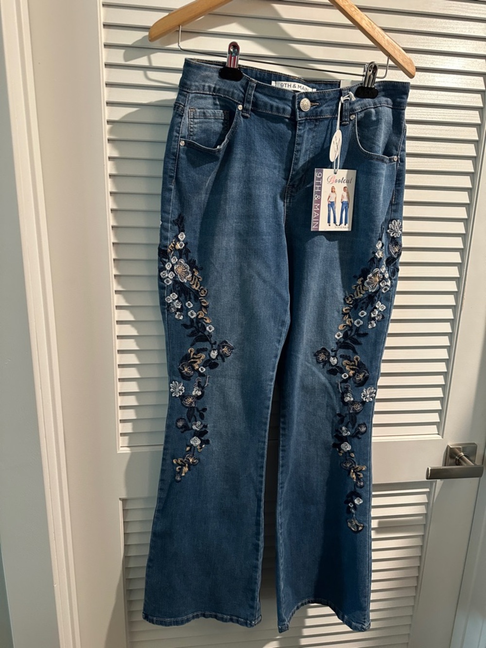 NWT 9th & Main Mid Rise Bootcut Embroidered Pattern Jeans with Five Pockets.
